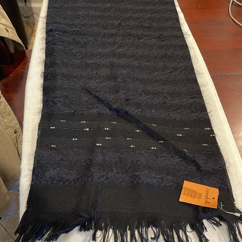 1309100 Condotti made in France Scarf
Blended wool ruffles fringe ends NWT